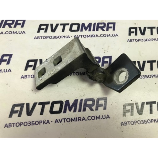 Петля дверей передніх лівих нижня Opel Corsa D HB 5дв. 2006-2014 13180569